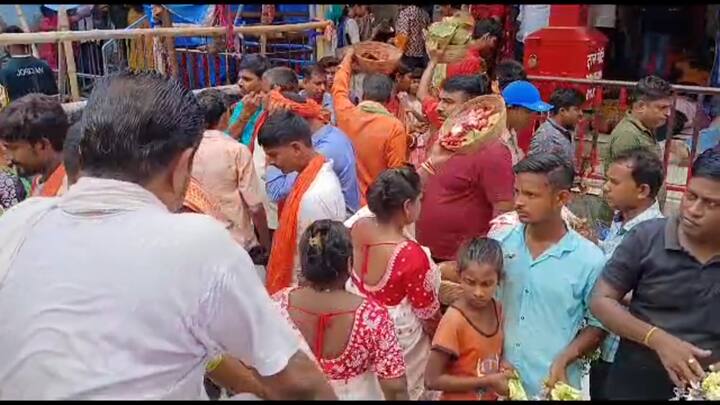 রথযাত্রার আচারের প্রস্তুতি চলে বেশ কয়েকদিন ধরে। তারা মায়ের প্রতিকৃতি রথে প্রতিষ্ঠা করে বিশেষ পুজো করা হয়। এদিন রথেই উপবিষ্ট তারাকে আরতি করা হয়। রথঘর চত্বরে উপচে পড়ে ভক্তদের ভিড়।