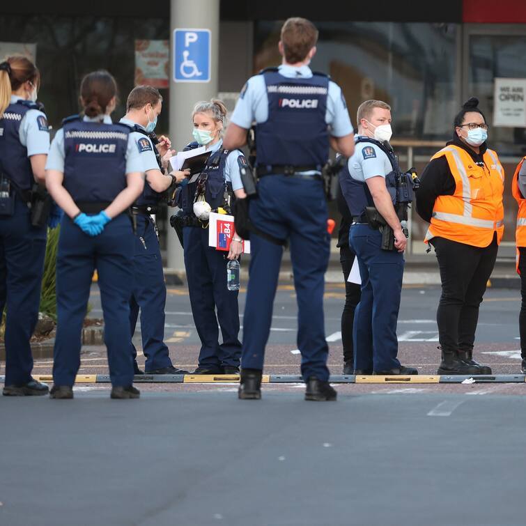 Four injured in knife attack at Chinese restaurant in New Zealand Knife Attack In New Zealand: ન્યૂઝીલેન્ડમાં ચાઈનીઝ રેસ્ટોરન્ટમાં યુવકે કર્યો કુહાડીથી હુમલો, ચાર લોકોને ઇજા