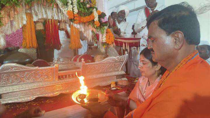 यावेळी पालखी मुक्कामीस्थळी जाऊन दत्तात्रय भरणे यांनी भक्तिमय वातावरणात सपत्नीक दर्शन घेत संध्याकाळची आरती केली.