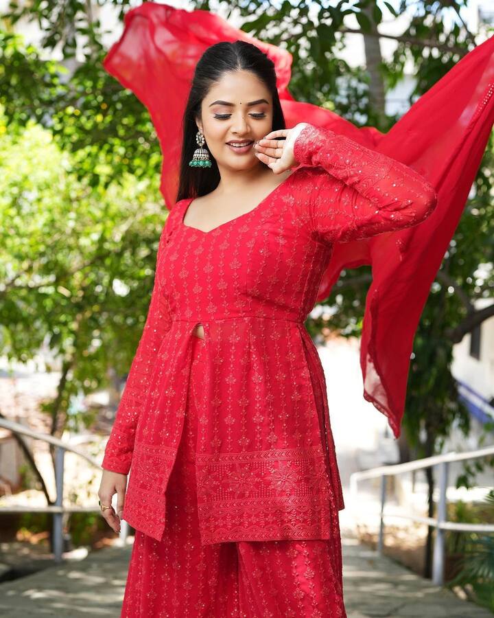 అప్పుడప్పుడు సినిమాల్లో నటిస్తూ నటిగా కూడా మంచి అవకాశాలు అందిపుచ్చుకుంటుంది.  Image Credit : Sreemukhi / Instagram