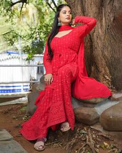 Sreemukhi: ఎర్రగులాబీలా మెరిసిపోతున్న శ్రీముఖి