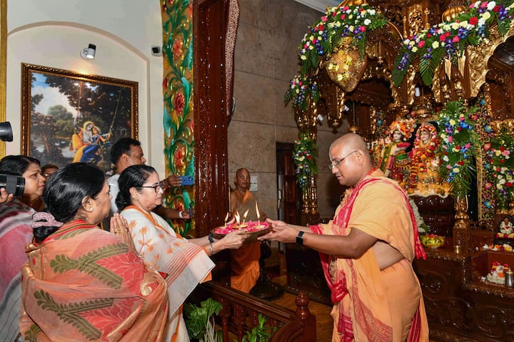 ইসকন আয়োজিত কলকাতার এই রথযাত্রা এবার ৫২ বছরে পড়ল। এবারের থিম 'মানসিক শান্তি'। এদিন রথযাত্রার অনুষ্ঠানে করমণ্ডল এক্সপ্রেস দুর্ঘটনার উল্লেখ করেন মমতা।