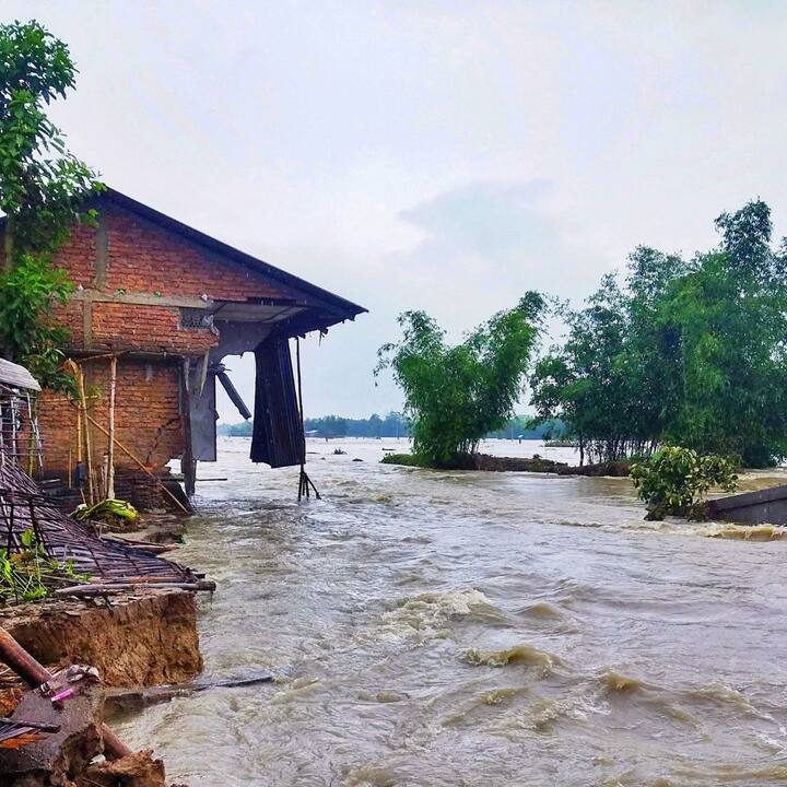 এদিকে কামপুর এলাকায় ব্রহ্মপুত্রের উপনদী কোপিলিতে জলস্তর বিপদসীমার উপরে। এমনই খবর পাওয়া যাচ্ছে।