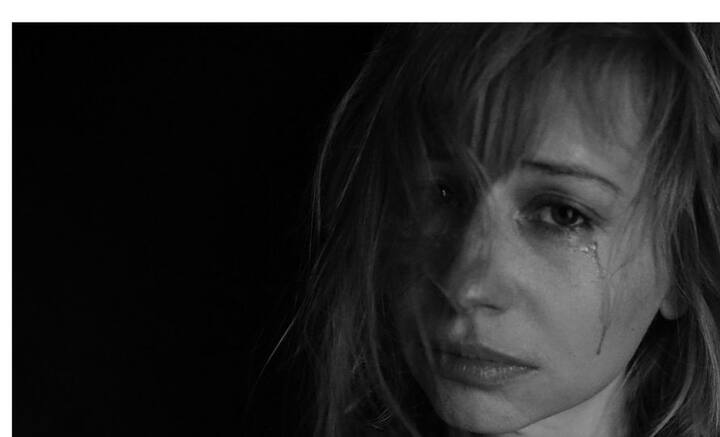 ভালবাসা, বিশ্বাস, আবেগ, সম্মান, এসবই সম্পর্কের ভিত্তি। বিপদে আপদে পাশের মানুষটির হাত ছুঁতে পারলে শান্তি ভরসা পাই আমরা। কিন্তু সময়ের সঙ্গে পাল্টে যায় সম্পর্কের সমীকরণও।