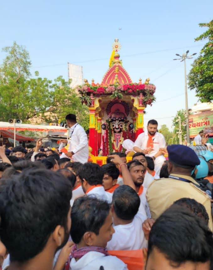 Rath Yatra 2023:  અમદાવાદમાં ભગવાન જગન્નાથની ઐતિહાસિક 146મી રથયાત્રા નીકળી છે. ભગવાન જગન્નાથ, બહેન સુભદ્રા અને ભાઈ બલરામ સાથે નગરજનોને દર્શન આપવા નીકળ્યા છે.