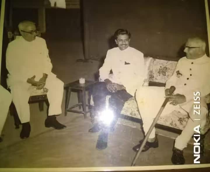 આર.ડી.ઝાલા (વચ્ચે) ના લગ્ન સમયની તસ્વીર.મુંબઈના પ્રથમ પોલીસ કમિશનર પ્રવિણસિંહજી ઓફ લાઠી (ડાબી બાજુ) અને ભાવનગરના રાજવી કૃષ્ણકુમારસિંહજી (જમણી બાજુ)