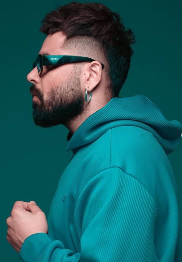 ਪੰਜਾਬੀ ਗਾਇਕ ਨਿੰਜਾ ਇਨ੍ਹੀਂ ਦਿਨੀਂ ਆਪਣੀ ਨਵੀਂ ਲੁੱਕ ਦੇ ਚੱਲਦੇ ਚਰਚਾ ਵਿੱਚ ਹਨ। ਜਿਸ ਨੇ ਸਭ ਦਾ ਧਿਆਨ ਆਪਣੇ ਵੱਲ ਖਿੱਚਿਆ ਹੈ।