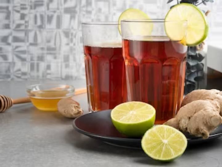इसके बाद, सर्विंग ग्लास लें, एक छलनी का उपयोग करके चाय डालें. फिर इसमें नींबू का रस और शहद मिलाएं.