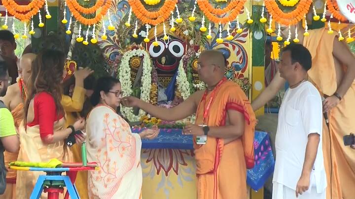 মমতা বন্দ্যোপাধ্যায়ের কথায়, ‘‘রথযাত্রাও (পুরীর রথযাত্রা) শুরু হয়েছে ৷ রথে ওঠার আগে দ্বৈতাপতি আমাকে ফোন করেছিলেন যে ‘আমি রথে উঠছি, তোমাদের নামে পুজো দেব’ ৷ আমি বললাম যদি জগন্নাথ অনুমতি দেন, তাহলে হয়তো আগামী রথযাত্রা আমরা যেটা দীঘায় বিরাট মন্দির করছি, সেখানেই হয়তো আমরা আরেকটা (রথযাত্রা) করতে পারি ৷ কারণ, ওখানেও আমরা রথযাত্রা করার চেষ্টা করব ৷’’