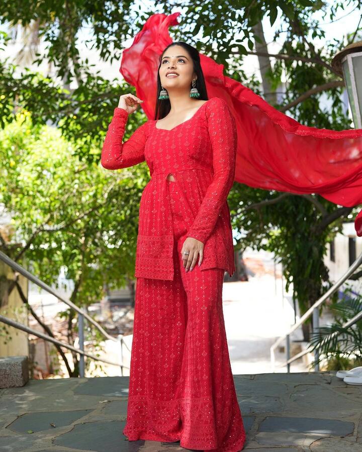 కొత్తగా ప్రసారమవుతోన్న నీతోనే డాన్స్ షో కోసం ఇలా అందంగా ముస్తాబైపోయింది.  Image Credit : Sreemukhi / Instagram