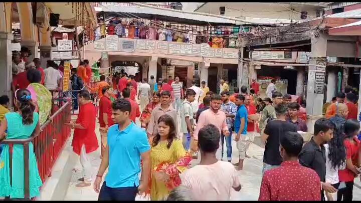 তারাপীঠে জগন্নাথ, বলরাম, সুভদ্রা চাপেন না। রথে চাপেন মা তারা। জগন্নাথের রথযাত্রার দিনই তারাপীঠের মন্দির থেকে রথে চড়ে নগর ভ্রমনে বেরোন মা তারা।