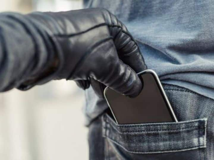 tech news if your phone is stolen do this first then go to the police Tech News: फोन चोरीला गेल्यास आधी करा 'ही' गोष्ट;  त्यानंतर करा पोलीस तक्रार