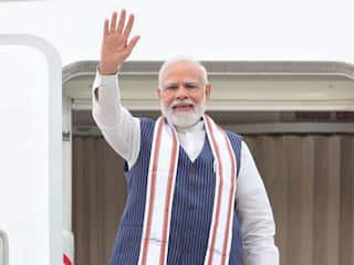 PM Modi In US : ...અને આ દિગ્ગજ મહિલા ગાયકે PM મોદીના ચરણ સ્પર્શ કર્યા