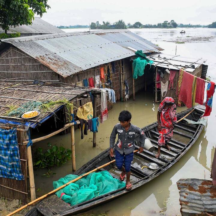 বন্যার জেরে বিশাল ভূমিক্ষয় দেখা গেছে- বিশ্বনাথ, ধুবরি, ডিব্রুগড়, গোলাঘাট, কামরুপ, করিমগঞ্জ, কোকরাঝাড়, লখিমপুর, মাজুলি, মারিগাঁও,নগাঁও, নলবাড়ি, শিবসাগর, সোনিতপুর, দক্ষিণ শালমারা, তামুলপুর ও উড়ালগুড়িতে।