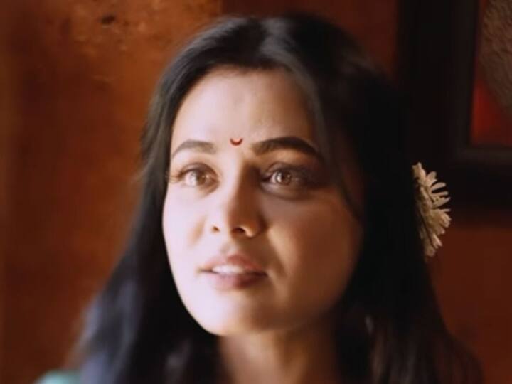 प्रार्थनाच्या या लूकला नेटकऱ्यांची पसंती मिळत आहे.