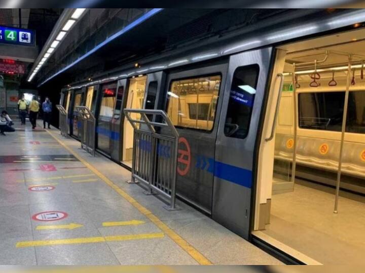 Delhi Metro travelers will soon be able to book their ticket from their mobile no need of tokens Delhi Metro में अगले महीने से टोकन लेने की नहीं होगी जरूरत, फोन से हो जाएगा सारा काम