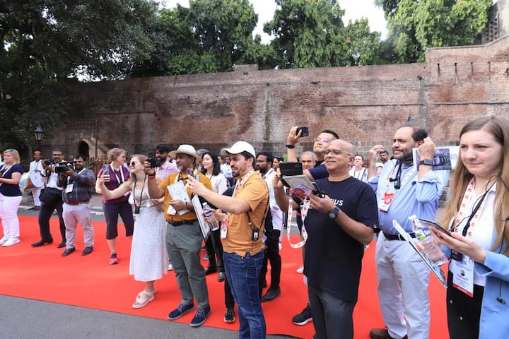 शनिवार वाडा येथे पिंगळा, वासुदेव,  पारंपरिक गोंधळी कलाकारांनी कलेचे सादरीकरण केले. गोंधळी बांधवांनी संकेतभाषा कला असलेली करपल्लवीचे सादरीकरण करत बोटांच्या संकेतातून पाहुण्यांची नावे ओळखल्याने पाहुण्यांनी आश्चर्य व्यक्त केले. संबळ, हलगीचे सादरीकरण करण्यात आले.