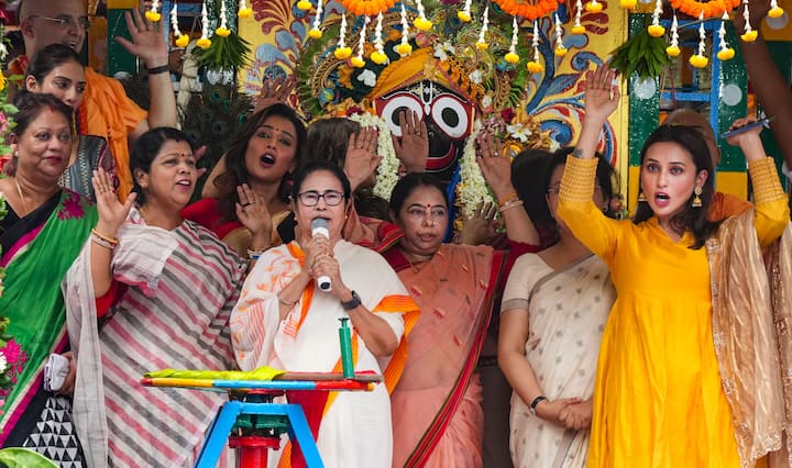 মুখ্যমন্ত্রীর পাশে দেখা গিয়েছে ডোনা গঙ্গোপাধ্যায়, মিমি চক্রবর্তী, নুসরত জাহান, সায়ন্তিকা বন্দ্যোপাধ্যায়, সুব্রত বক্সীদের।