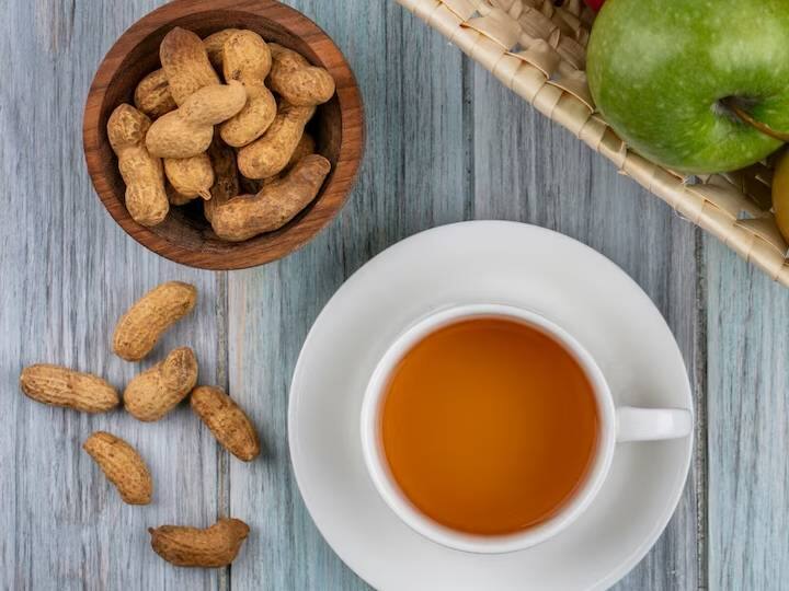 सेब की चाय को छान लें और तुरन्त परोसें