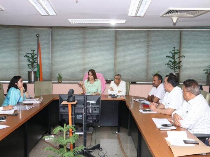 Shelly Oberoi MCD Mayor held meeting regarding how to save people from Dengue Malaria ANN Delhi: दिल्ली की मेयर ने डेंगू-मलेरिया की रोकथाम के लिए की बैठक, अधिकारियों को दिए दिशा-निर्देश