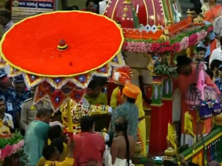 भगवान जगन्नाथ बहन सुभद्रा और भाई बलभद्र के साथ रथ में सवार हो गए हैं. जगन्नाथ रथयात्रा निकलने से पहले ही मंदिर परिसर में श्रद्धालुओं का तांता लगना शुरू हो गया. यात्रा में सुरक्षा के पुख्ता इंतजाम किए गए हैं.