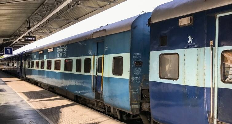 Surat: A girl from Bilimora Slips Trying To Board Moving Train At Surat Railway Station Surat: ચાલુ ટ્રેનમાં ચડવા જતા નીચે પટકાઇ સ્મીમેરની ઇન્ટર્ન ડોક્ટર, સારવાર દરમિયાન મોત