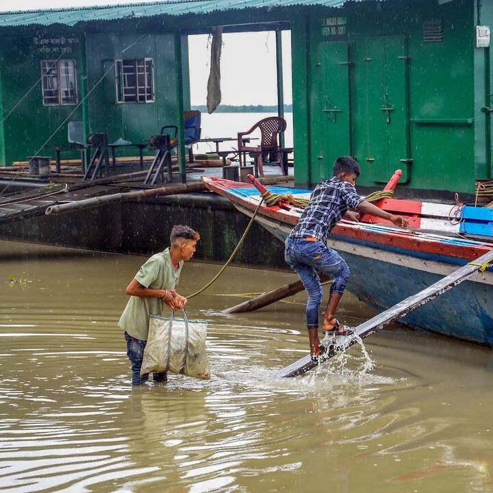 লাল, কমলা ও হলুদ সতর্কতা কী ?  বন্যা পরিস্থিতির ক্ষেত্রে লাল সতর্কতা তখনই জারি করা হয়, যখন দ্রুত পদক্ষেপ নেওয়ার প্রয়োজন পড়ে। অন্যদিকে, 'কমলা সতর্কতার' ক্ষেত্রে পদক্ষেপের জন্য প্রস্তুত থাকতে হয়। 'হলুদ সতর্কতা' বলতে পরিস্থিতির উপর নজর রাখতে এবং আপডেট থাকতে বলা হয়।