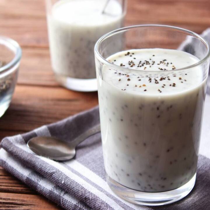 Chia Seed ਲੱਸੀ: Chia Seed 'ਚ ਫਾਈਬਰ ਪਾਇਆ ਜਾਂਦਾ ਹੈ, ਜੋ ਸਰੀਰ ਚੋਂ ਚਰਬੀ ਨੂੰ ਹਟਾਉਣ ਦਾ ਕੰਮ ਕਰਦਾ ਹੈ। ਤੁਸੀਂ Chia Seeds ਨੂੰ ਆਪਣੀ ਲੱਸੀ ਵਿੱਚ ਮਿਲਾ ਕੇ ਵੀ ਪੀ ਸਕਦੇ ਹੋ। ਭਾਰ ਘਟਾਉਣ ਵਾਲੇ ਲੋਕਾਂ ਲਈ ਸਭ ਤੋਂ ਵਧੀਆ ਡਰਿੰਕ ਹੈ।