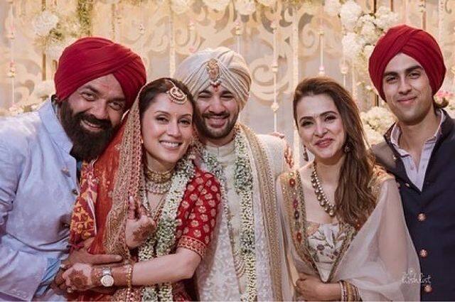 Karan Deol की शादी पर Dharmendra का कौनसा डांस हुआ वायरल, Deepika – Ranveer क्यों हुए ट्रेंड ? Karan Deol की शादी पर Dharmendra का कौनसा डांस हुआ वायरल, Deepika – Ranveer क्यों हुए ट्रेंड ?