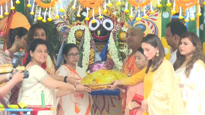 মুখ্যমন্ত্রীর সঙ্গে প্রতিবারই অনেকে ইসকনের রথযাত্রায় উপস্থিত থাকেন ৷ এবারও ছিলেন যাদবপুরের সাংসদ মিমি চক্রবর্তী, বসিরহাটের সাংসদ নুসরত জাহান, সৌরভ গঙ্গোপাধ্যায়ের স্ত্রী তথা নৃত্যশিল্পী ডোনা গঙ্গোপাধ্যায়, কলকাতার পুলিশ কমিশনার বিনীত গোয়েল-সহ অন্যরা ৷ তাঁদের উপস্থিতির কথাও মুখ্যমন্ত্রী উল্লেখ করেন নিজের ভাষণের সময় ৷