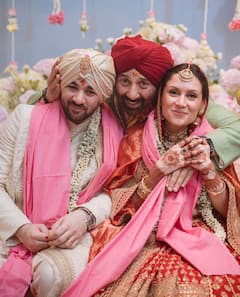 पोते करण की शादी में पहली पत्नी Prakash संग मस्ती करते दिखे Dharmendra, हाथ में जाम लिए फोटोज वायरल