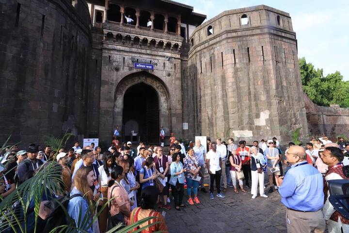 शनिवारवाडा आवारात लावण्यात आलेल्या आर्टिफिशयल ज्वेलरी, कलाकुसरीच्या वस्तूंच्या स्टॉलमधील बांगड्या, कानातील आभूषणांनी महिला प्रतिनिधींना आकर्षित केले.