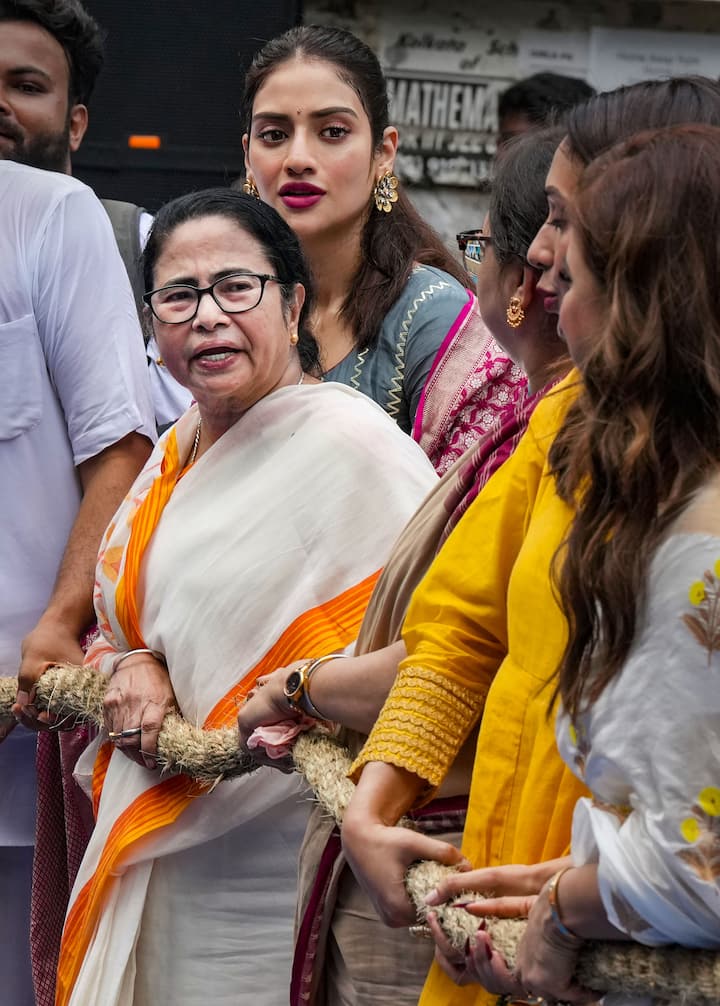 আরতির পর পর রথের রশিতে টান দেন মমতা বন্দ্যোপাধ্যায়।  মিন্টো পার্কে ইসকন মন্দির থেকে এজেসি বোস রোড, শরৎ বোস রোড, হাজরা রোড, এক্সাইড মোড় হয়ে পার্ক স্ট্রিট ঘুরে আউট্রাম রোড ধরে ব্রিগেড প্যারেড গ্রাউন্ড পর্যন্ত ইসকনের রথযাত্রা হয়।