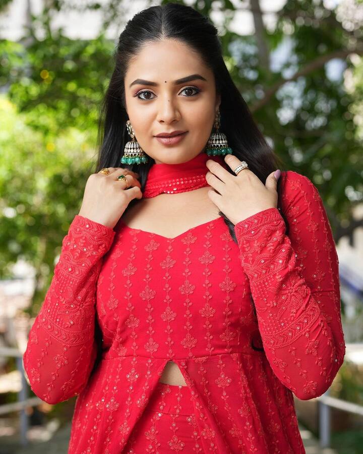 శ్రీముఖి లేటెస్ట్ ఫోటోస్.  Image Credit : Sreemukhi / Instagram
