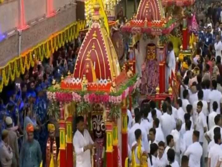  Jagannath Rath Yatra 2023: बहन सुभद्रा और भाई बलभद्र के साथ रथ में सवार हुए भगवान जगन्नाथ, देखें तस्वीरें