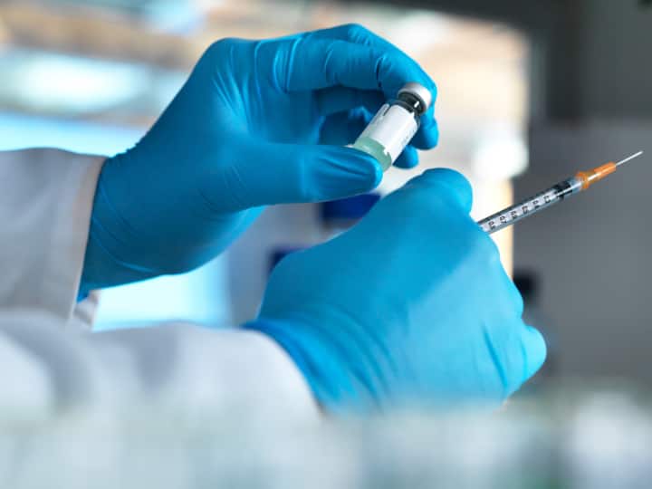COVID: भारत की पहली ओमिक्रॉन-स्पेसिफिक बूस्टर वैक्सीन को ड्रग कंट्रोलर की मंजूरी, जानें जेमकोवैक-ओएम क्यों है खास