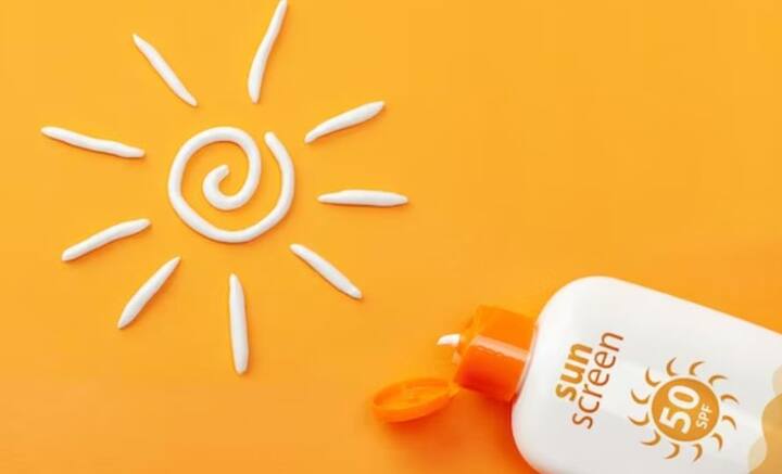 SPF ১৫ UVB থেকে ৯৩ শতাংশ রক্ষা করে ত্বককে। SPF ৫০ যদিও UVB রশ্মির হাত থেকে ত্বককে রক্ষা করে ৯৮ শতাংশ। সানস্ক্রিন পুরোপুরি রোদে পোড়ার হাত থেকে রক্ষা না করলেও, মুখ, গলা, কাঁদ, বাহুতেও লাগাতে পারেন সানস্ক্রিন। বাডি় থেকে বেরনোর ১৫-২০ মিনিট আগে লাগাতে পারেন। ডিসক্লেইমার : কপিতে উল্লেখিত দাবি, পদ্ধতি পরামর্শস্বরূপ। প্রয়োজনীয় চিকিৎসাপদ্ধতি/ডায়েট ফলো করার জন্য অবশ্যই বিশেষজ্ঞ / চিকিৎসকের সঙ্গে কথা বলুন ও সেইমতো নিয়ম মেনে চলুন।