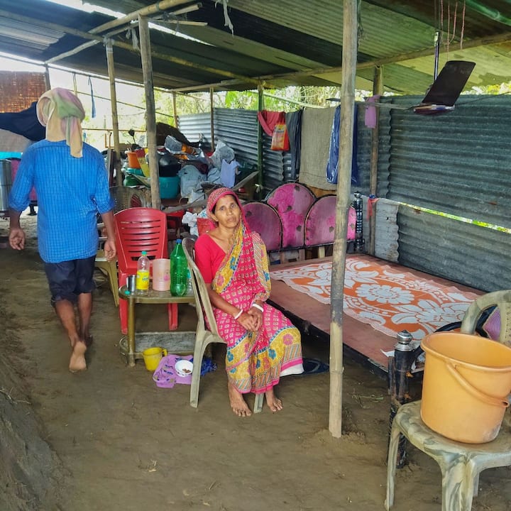 এই পরিস্থিতিতে ৭ জেলায় ২৫টি ত্রাণ বিতরণকেন্দ্র খুলেছে প্রশাসন। কিন্তু, এখন কোনও ত্রাণ শিবির চলছে না। এই মুহূর্তে রাজ্যের প্রায় ৪৪৪টি গ্রাম জলের তলায়। অসমজুড়ে ৪,৭৪১.২৩ হেক্টর জমির শস্য ক্ষতিগ্রস্ত।