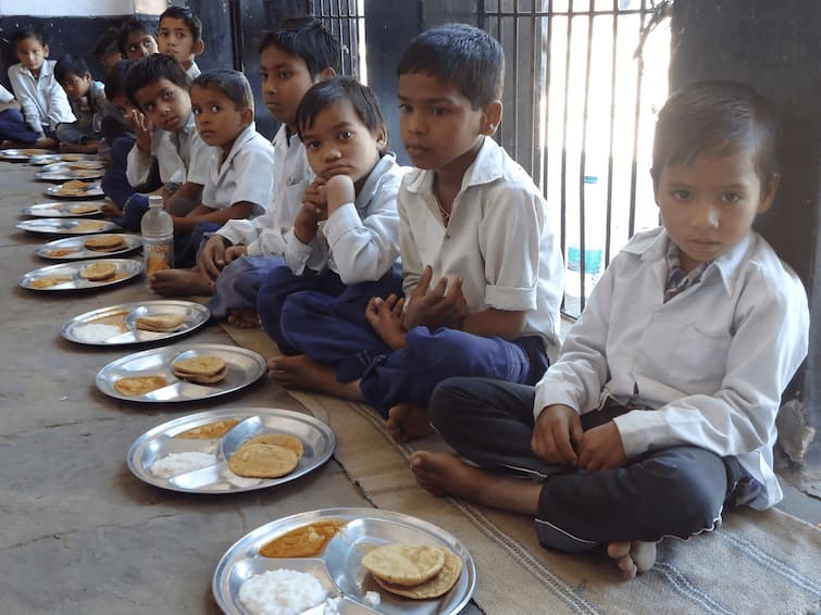 Mid-day meal centers in 20 districts of Gujarat have not received food grains for the month of July Gandhinagar: ગુજરાતમાં મધ્યાહન ભોજન કેન્દ્રો રામ ભરોસે,20 જિલ્લાના કેન્દ્ર માત્ર ઘઉં-ચોખાથી ચાલી રહ્યા છે