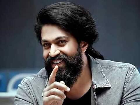 ਬਹੁਤ ਘੱਟ ਲੋਕ ਜਾਣਦੇ ਹਨ ਕਿ ਯਸ਼ ਦਾ ਅਸਲੀ ਨਾਂ ਨਵੀਨ ਕੁਮਾਰ ਗੌੜਾ ਹੈ। ਉਸਦੇ ਪਿਤਾ ਦਾ ਨਾਮ ਅਰੁਣ ਕੁਮਾਰ ਹੈ ਜੋ ਕਰਨਾਟਕ ਰਾਜ ਸੜਕ ਆਵਾਜਾਈ ਨਿਗਮ ਵਿੱਚ ਬੱਸ ਡਰਾਈਵਰ ਵਜੋਂ ਕੰਮ ਕਰਦਾ ਹੈ।