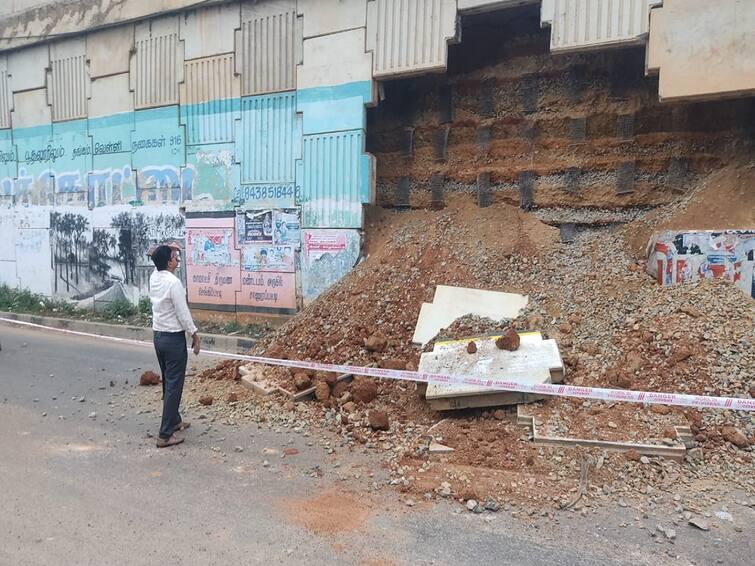 There was a lot of commotion due to the collapse of the side wall of the flyover at Sengipatti in Thanjavur district TNN தஞ்சை மாவட்டம் செங்கிப்பட்டியில் மேம்பாலம் பக்கவாட்டு சுவர் சரிந்து விழுந்ததால் பெரும் பரபரப்பு