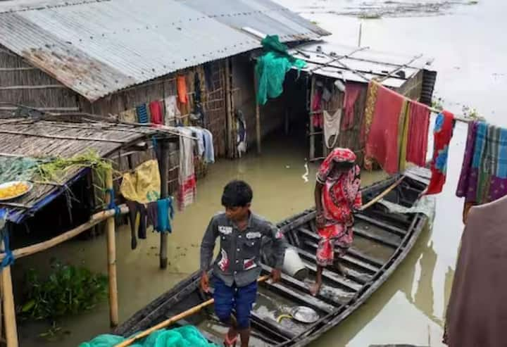 आसाममध्ये (Assam) मात्र मुसळधार पाऊस सुरु आहे. काही भागात पूरस्थिती निर्माण झाली आहे.