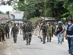 मणिपुर हिंसा की चौंकाने वाली तस्वीर, पुलिस थानों पर हमला, प्रदर्शनकारियों ने हाथ में कुल्हाड़ी लेकर लूट लिए हथियार