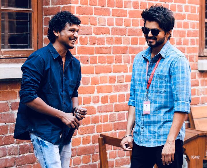 மாஸ்டர் படத்திற்கு பிறகு நடிகர் விஜய் - இயக்குநர் லோகேஷ் கனகராஜ் கூட்டணி 2வது முறையாக இணைந்துள்ளது.இப்படத்திற்கு லியோ எனப் பெயர் சூட்டப்பட்டது.