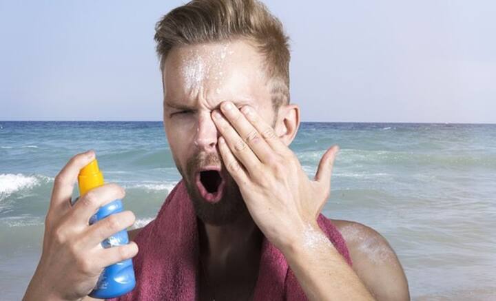 প্রথমেই বোঝা প্রয়োজন যে কোনও সানস্ক্রিনই পুরোপুরি ওয়াটারপ্রুফ হয় না। কোনও সংস্থা যদি তেমন দাবি করে থাকে, তা অসত্য। কোন সংস্থার সানস্ক্রিন তার উপর নির্ভর করে এর স্থায়িত্ব। ঘাম হলে বা বৃষ্টিতে ভিজলে অথবা সাঁতার কাটলে, ৪০ থেকে ৮০ মিনিট টেকে সানস্ক্রিন।