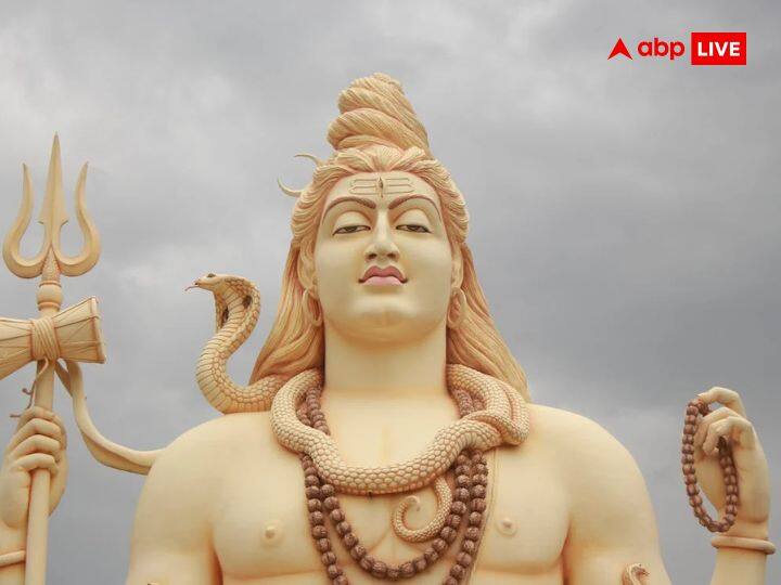 सावन में ऊं नम: शिवाय मंत्र का जाप करें, शिव चालीसा का पाठ करें और फिर शिव जी की आरती करें और अंत में प्रसाद बांट दें.