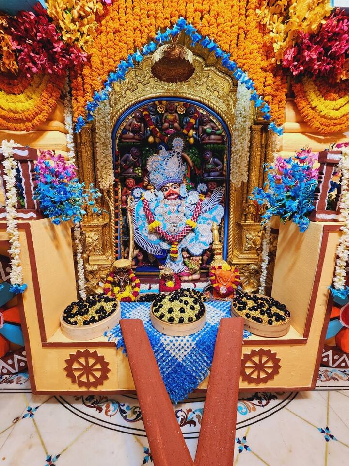 દાદાને રથયાત્રા નિમિત્તે મગ અને જાંબુનો ભોગ ધરાવવામાં આવ્યો હતો.