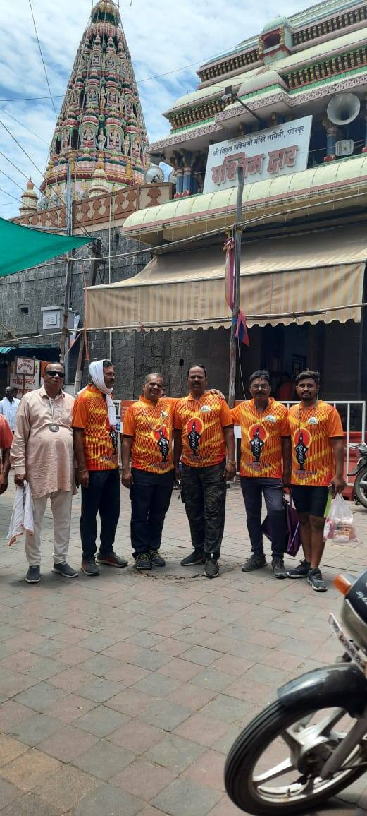 तिथे  सायकलवरच विठ्ठलाच्या मंदिराला प्रदक्षिणा घातली व रेल्वे मैदान येथे आगळे वेगळे सायकल रिंगण करून पंढरपुरा प्रति आपली भक्ती अर्पण केली.