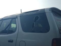 काले नकाब से चेहरा ढंककर तोड़े जा रहे गाड़ियों के शीशे, 30 से ज्यादा कारों को नुकसान