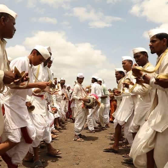 याची देही याची डोळा, पहावा ऐसा रिंगण सोहळा! संत ज्ञानेश्वरांच्या पालखीचे दुसरे गोल रिंगण तर संत तुकाराम महाराजांच्या पालखीचे उभे रिंगण संपन्न याची देही याची डोळा, पहावा ऐसा रिंगण सोहळा! संत ज्ञानेश्वरांच्या पालखीचे दुसरे गोल रिंगण तर संत तुकाराम महाराजांच्या पालखीचे उभे रिंगण संपन्न